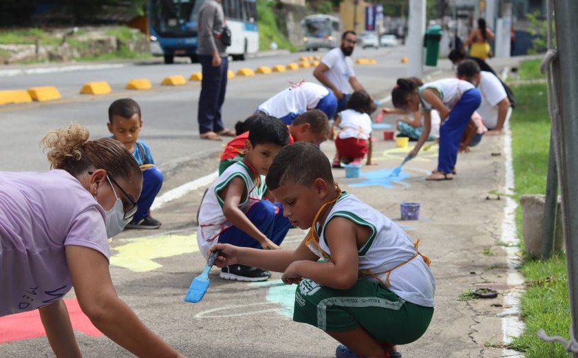 Educação conclui projeto de conscientização ambiental com pinturas nas galerias pluviais