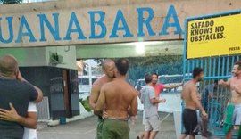 Leonardo Vieira curte noitada sem camisa e beija muito em festa