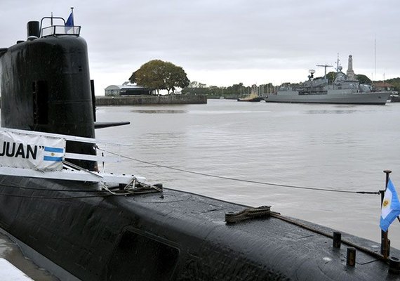 Argentinos abraçam familiares de tripulantes de submarino desaparecido