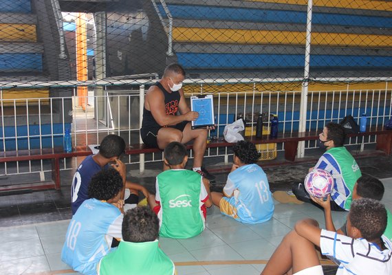 Estudantes recebem aulas gratuitas de futsal em escolinha do Sesc