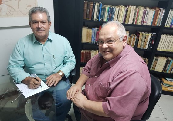 Álvaro Vasconcelos assina ficha partidária visando disputar cargo federal