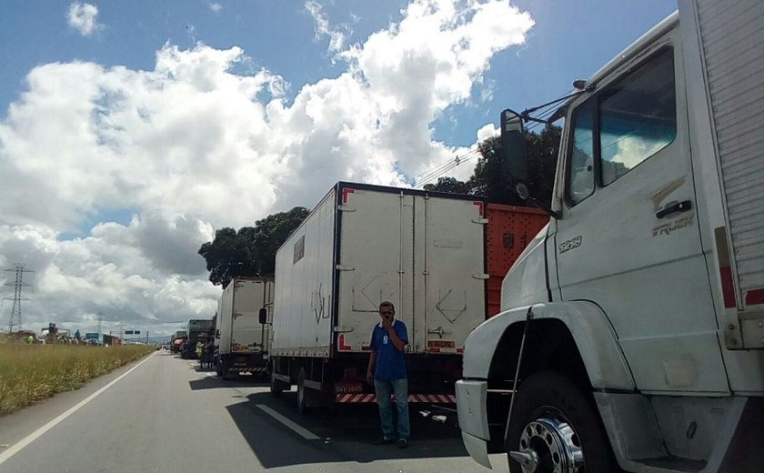 Governo Bolsonaro desmarca reunião com caminhoneiros: 'Encomendando a greve'