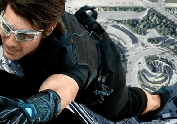 Vem por ai! Astro Tom Cruise se pendura em avião em nova imagem de Missão Impossível 8