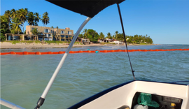 Marinha instala barreira para conter poluição após naufrágio em Japaratinga