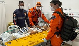 Motociclista de 60 anos sofre grave lesão após colisão ao desviar de criança