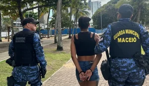 Mulher é presa suspeita de tráfico de drogas durante ação na orla de Maceió