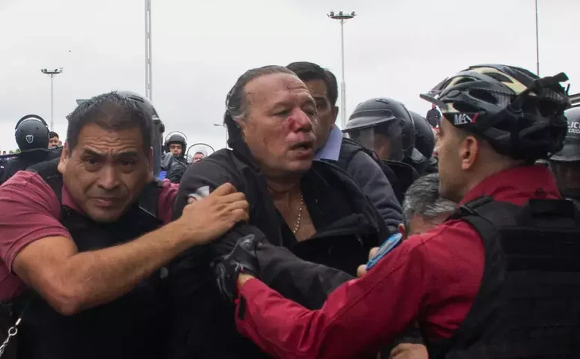 Ministro argentino é agredido por manifestantes durante protesto