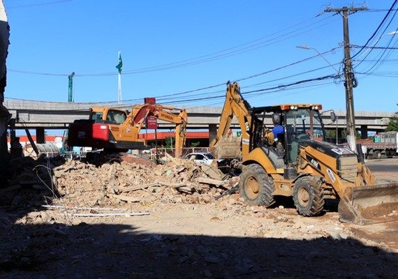 No entorno de novo viaduto, imóveis são demolidos