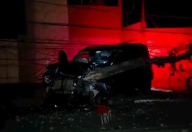 Carro derruba poste após atingir motocicletas e deixa parte de Paripueira sem energia