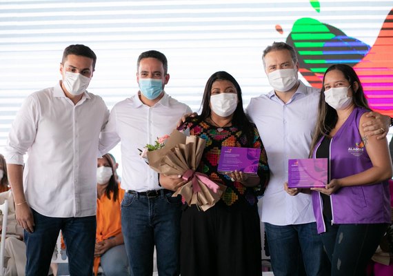 Renan Filho inspeciona obras do Hospital da Criança e homenageia as mulheres alagoanas