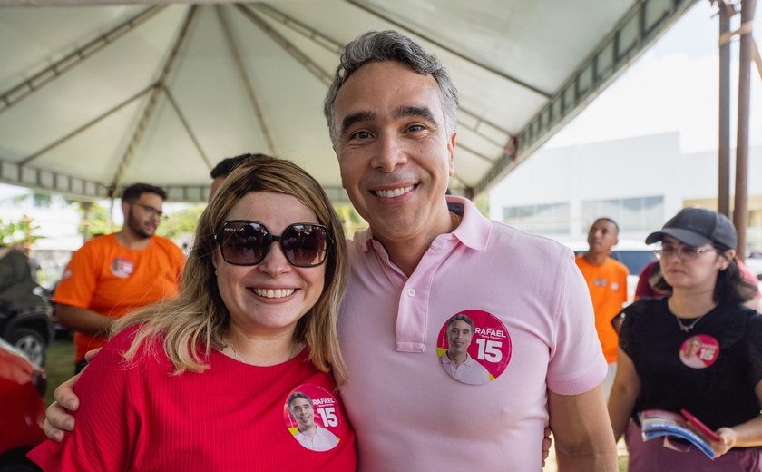 Rafael Brito e Gaby Ronalsa realizam adesivaço em Jacarecica