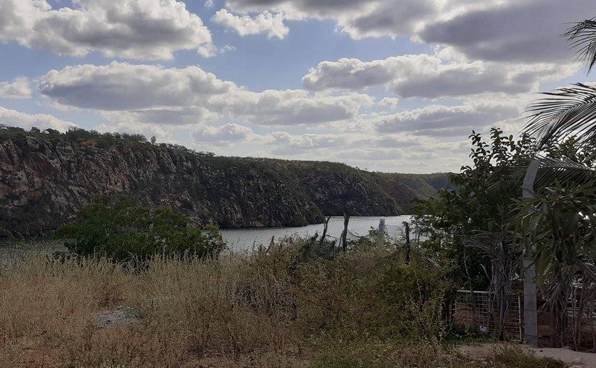 Bombeiros resgatam seis pessoas após embarcação afundar em Delmiro Gouveia