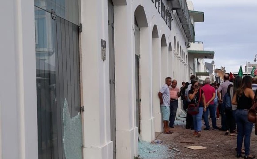 Servidores protestam na porta da Câmara contra Projeto de Lei que altera estatuto