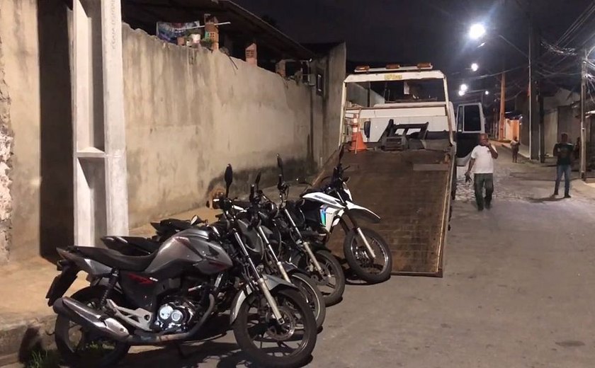 Motociclista é preso após furar bloqueio de fiscalização no bairro do Jacintinho