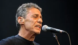 Cantor Chico Buarque é internado e passa por cirurgia no crânio
