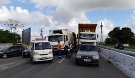 Sem abastecimento de água, populares bloqueiam trecho da BR-104 no Km 87
