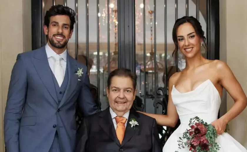 Faustão usa cadeira de rodas para levar filha Lara ao altar; veja vídeo