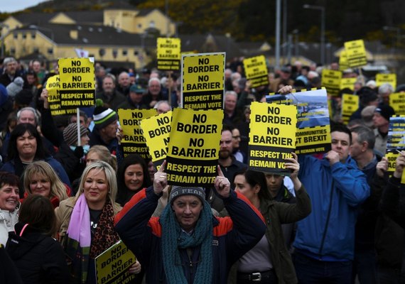 Manifestantes contrários ao acordo do Brexit protestam na fronteira da Irlanda