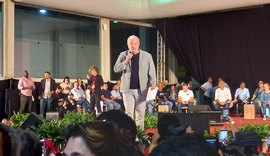 “Quero voltar à presidência para o povo pobre ter seus direitos garantidos”, diz Lula no bairro de Jaraguá, em Maceió