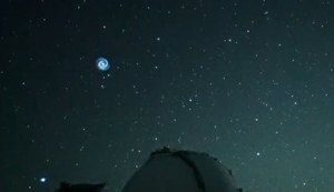 Espiral azul no céu intriga observadores, mas cientistas explicam o fenômeno enigmático