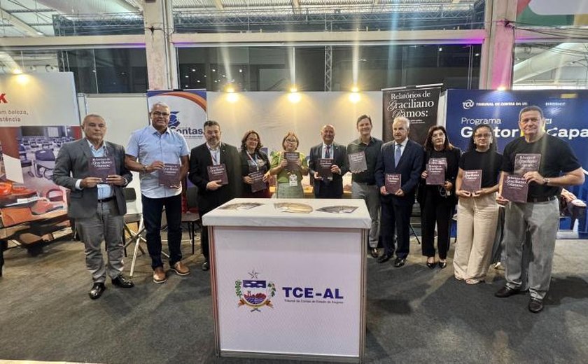 TCE/AL realiza lançamento oficial do livro sobre Graciliano Ramos durante Congresso da AMA