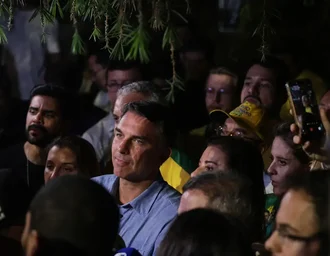 Flávio Bolsonaro impõe condições para liberar sigilos