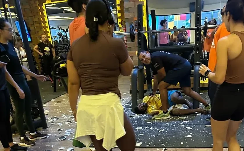 Durante manutenção, teto de academia cede; trabalhador cai e atinge professor em Arapiraca