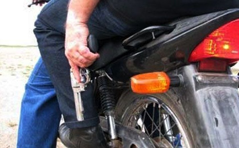 Suspeito de furtos é executado a tiros por dupla em moto na Ponta Grossa