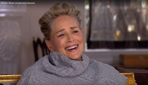 Sharon Stone cai na gargalhada ao ser questionada se foi vítima de assédio