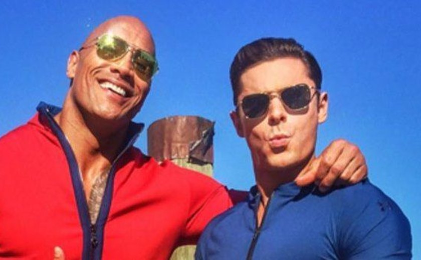 Zac Efron sobre beijo em The Rock: 'ele é bom nisso também? Ele é bom em tudo!'