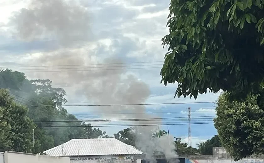 Criminosos com fuzis invadem base da PM e explodem empresa de transporte de valores