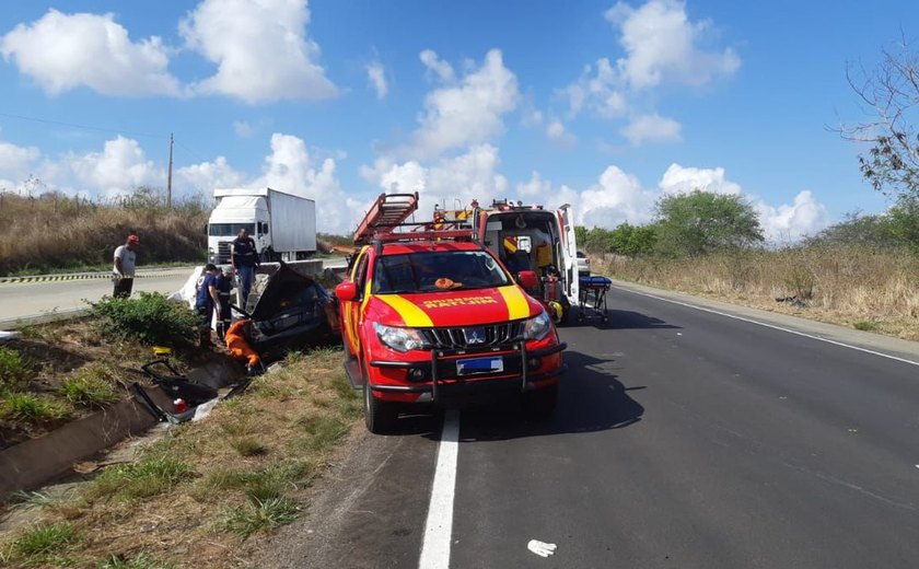 Um morre e três ficam feridos em grave acidente na BR-101