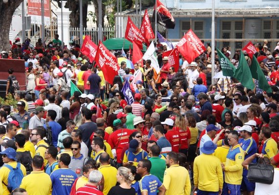 Em protesto contra reforma, categorias realizam caminhada no Centro de Maceió