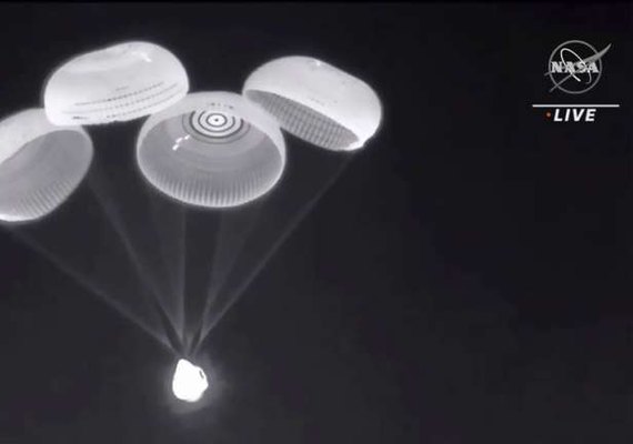 Cápsula com astronautas que passaram 6 meses na ISS pousa na costa da Flórida