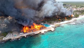 Incêndio destrói resort, mata turista e obriga retirada de 1.700 pessoas