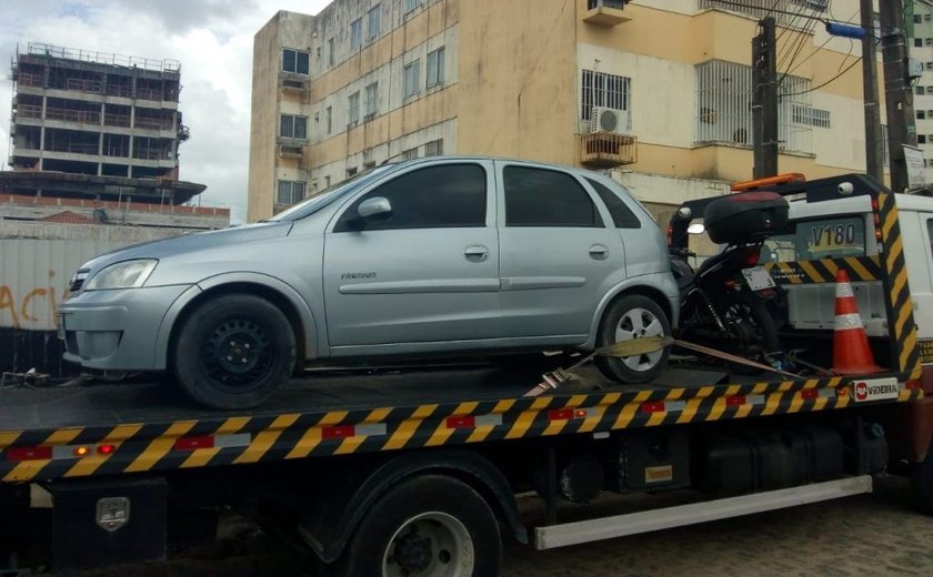 Veículos são removidos por estacionamento irregular em Maceió