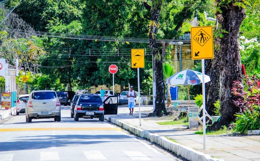 Prefeitura de Maceió segue com serviços de sinalização em Fernão Velho