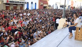 Manuela D'Ávila vai à Bienal e fala sobre livros, Lula, fake news e impunidade