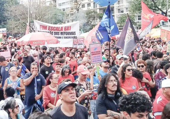 Manifestação em SP pede fim da escala 6x1 e ações contra o feminicídio