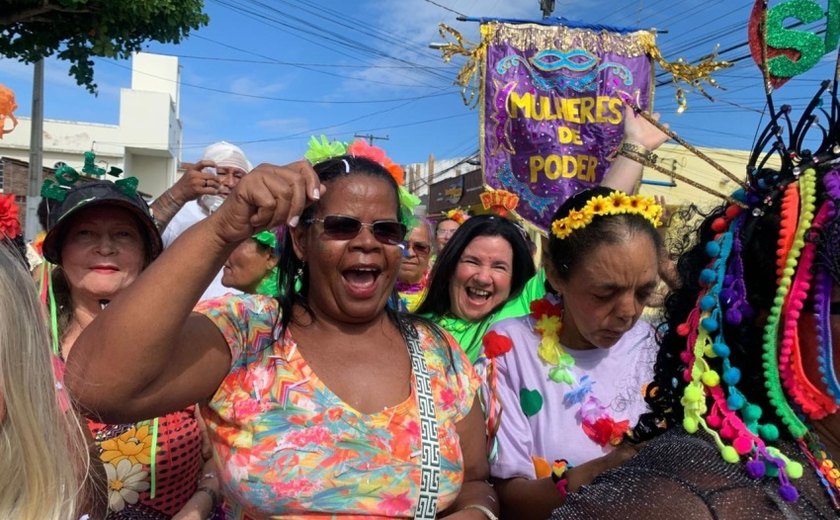 Pessoas idosas celebram Carnaval da Convivência no Cras Pitanguinha