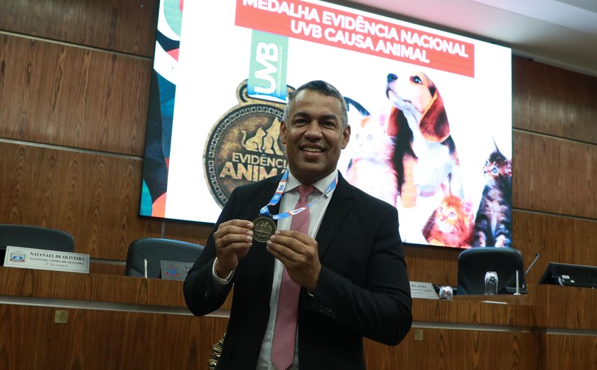 Parlamentar alagoano recebe prêmio nacional por atuação na defesa animal