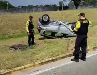 Capotamento deixa mulher ferida próximo ao Aeroporto Zum dos Palmares