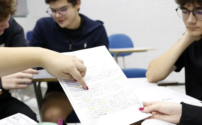 Encceja 2026: Alunos já podem consultar cartilha de redação