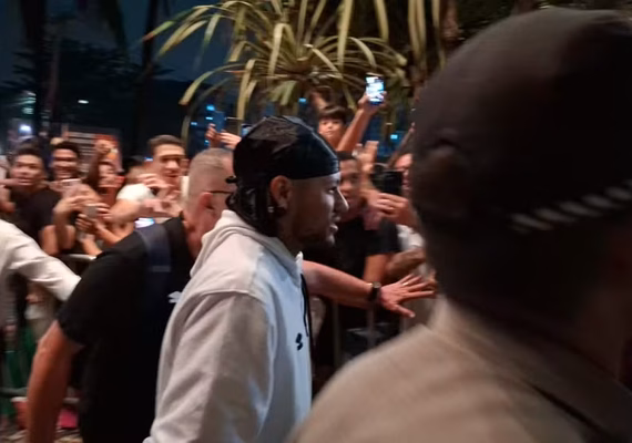 Santos chega a Maceió e multidão em hotel comemora vinda de Neymar