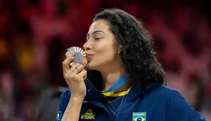 Medalhista olímpica do vôlei, Carolana revela diagnóstico de câncer de colo de útero