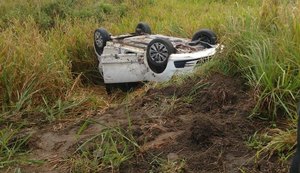 Três pessoas ficam feridas em capotamento em Porto Calvo
