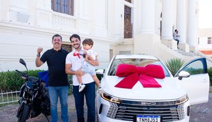 Associação Comercial entrega carro e moto aos ganhadores do Natal Premiado