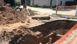 Secretaria inspeciona rede de esgoto no bairro de Ponta Verde