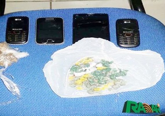 Presos são flagrados com drogas e celulares em Delmiro Gouveia