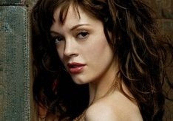 Atriz da série 'Charmed' choca ao dizer que foi estuprada por alto executivo de Hollywood